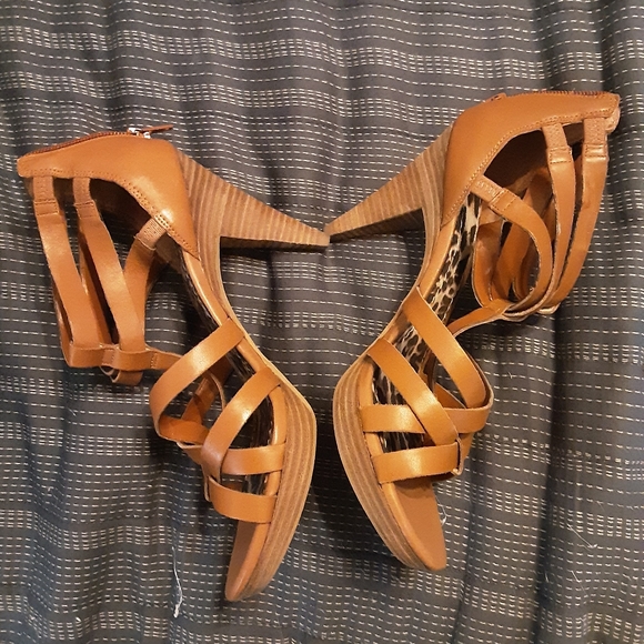 Jessica Simpson heels  002 - Picture 4 of 7